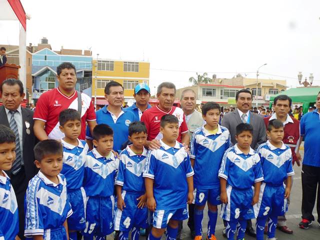 Huarmey: Exfutbolistas estuvieron presentes en inauguración de campeonato de menores Mundialito México 70