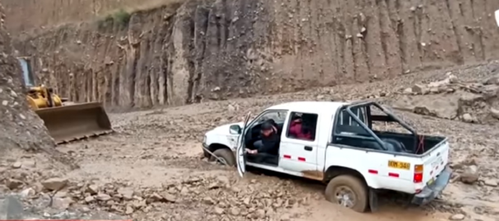 Áncash: huaico casi sepulta camioneta y queda atrapado en medio de desastre natural