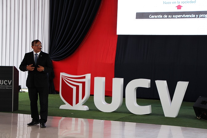  Ex viceministro de Educación capacitó a gerentes educativos en Chimbote