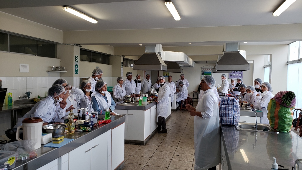 Qali Warma capacitó a especialistas alimentarios en preparación de platos para prevenir la anemia