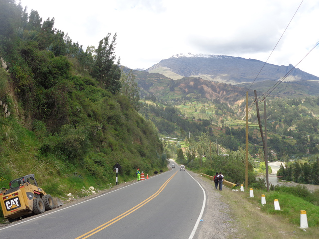 Restringen tránsito vehicular por asfaltado en la carretera Huaraz-Caraz