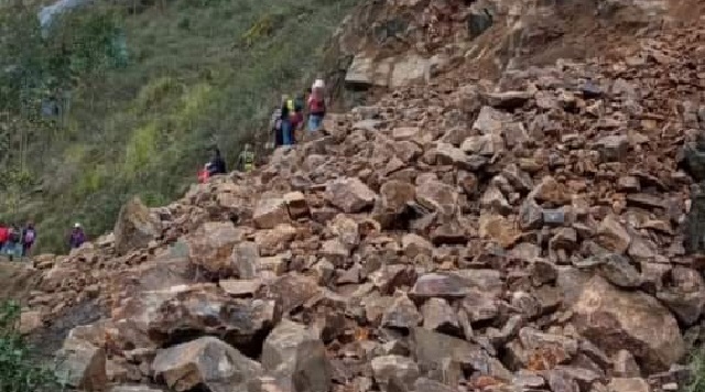 Tras sismo la carretera a Pallasca se vio afectada por derrumbe de cerro
