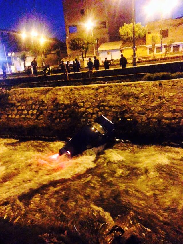 Conductor ebrio cae con su vehículo a las aguas del río Quillcay
