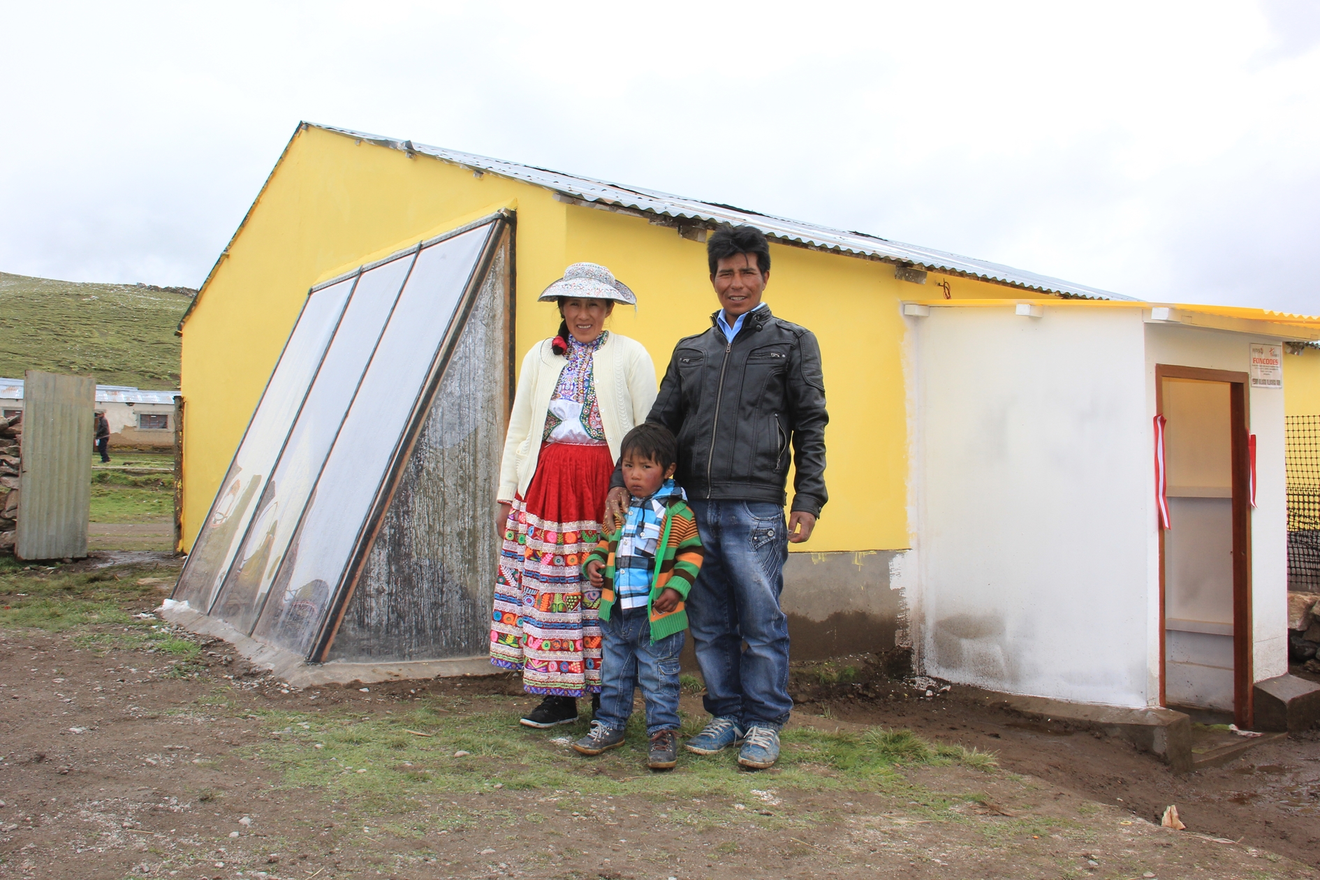 Familias de zonas altoandinas  de 12 regiones se protegerán de heladas en “casas calientes’ 