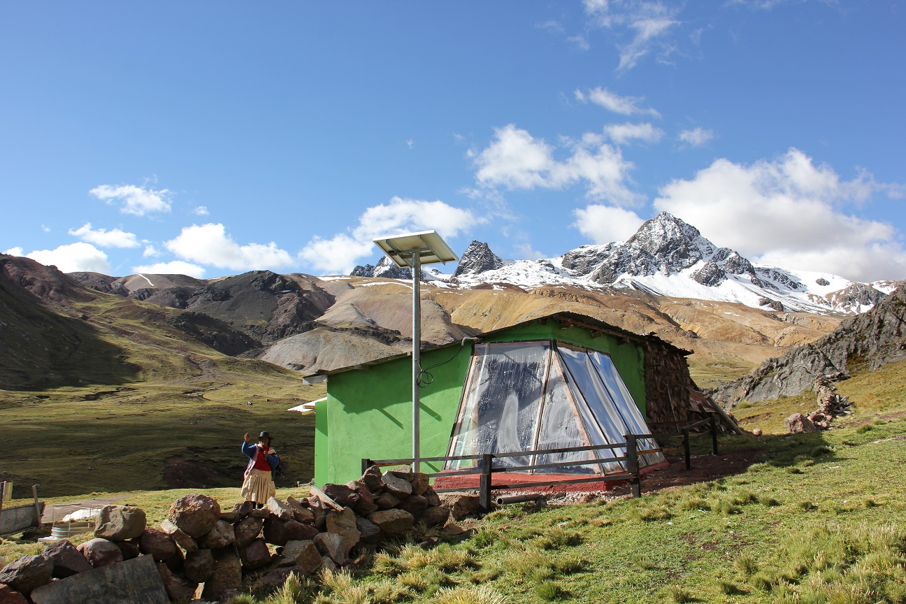 Familias de zonas sobre los 3,500 a 5,000 metros de altitud acceden a casitas calientes del Midis