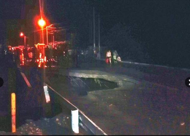 Huaico parte por la mitad a puente Sechín en Casma
