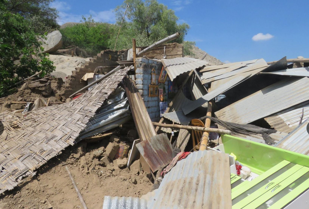Áncash: por intensas lluvias se desliza roca gigante que aplastó y mató a niña en Moro