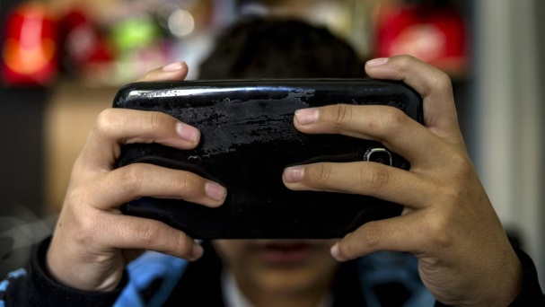 Gobierno prohíbe uso de celulares en colegios públicos y privados durante horario escolar  