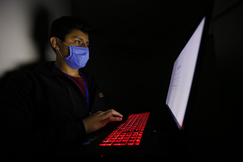 Uso excesivo de aparatos digitales puede causar daños en la piel