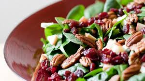 Una alternativa saludable para la cena navideña compuesta por ensaladas