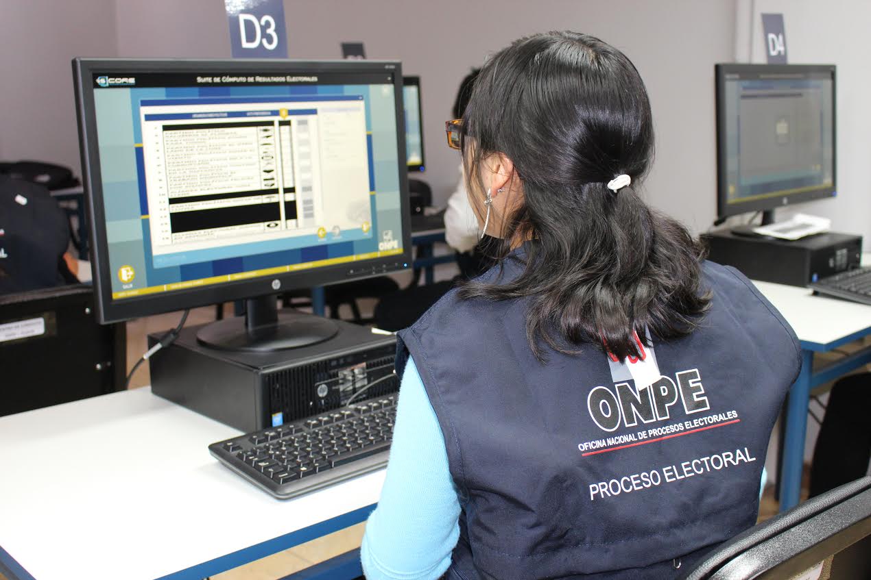 ODPE- Huaraz realiza pruebas en centro de cómputo para verificar software electoral