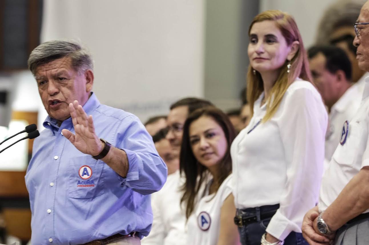  Candidato presidencial César Acuña plagió libro completo de su profesor de maestría