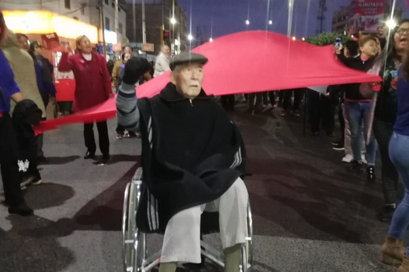 Regiones marchan en respaldo a disolución del Congreso