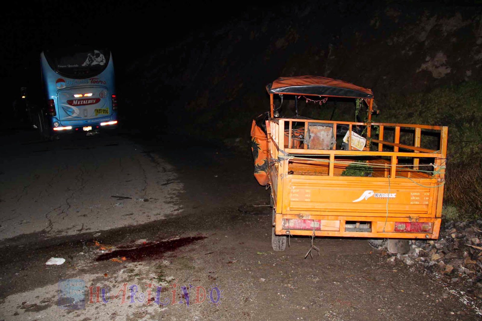 Choque de bus y furgoneta deja un muerto en carretera Huari-Huaraz