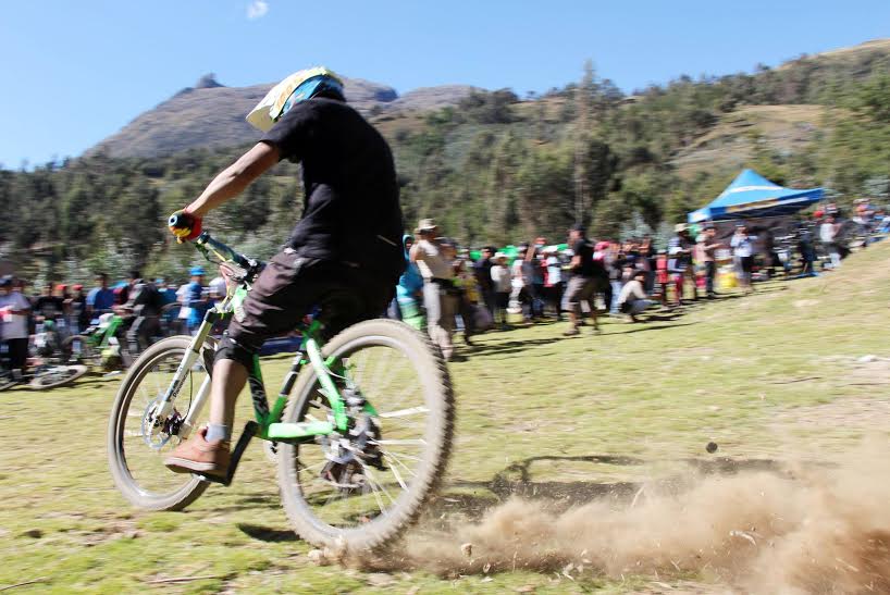 Grupo de empresarios y ciclistas canadienses recorren la Cordillera Blanca