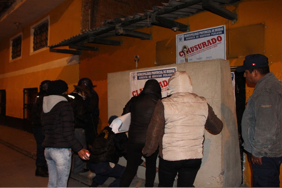 Con bloques de cemento clausuran bares y cantinas en Huaraz