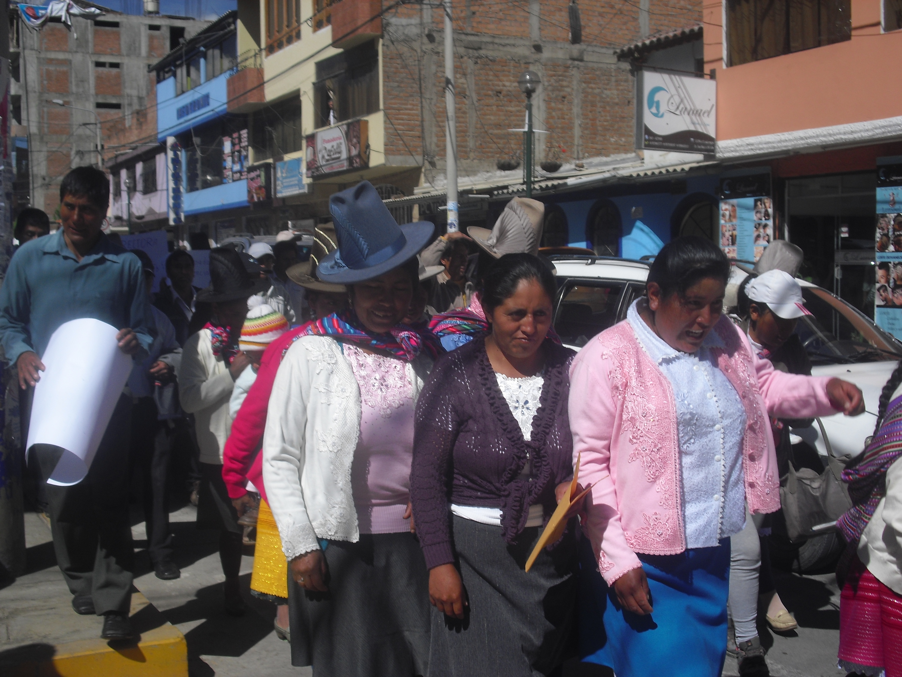 Pobladores de Macashca se movilizaron a Huaraz demandando culminación de campo deportivo