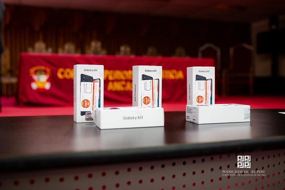 Titular de la Corte de Áncash entregó celulares en mejora de atención de depósitos judiciales de alimentos
