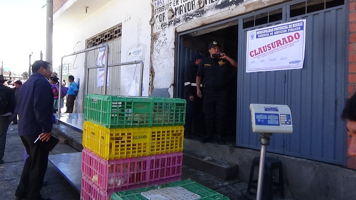 Huaraz: clausuran locales clandestinos de beneficio y venta de pollos 