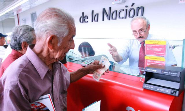 Pensionistas de la ONP inician hoy cobro de pensiones y gratificación en todo el país