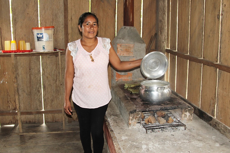 Más de 167 mil familias de sierra y selva del país  usan cocinas mejoradas a leña