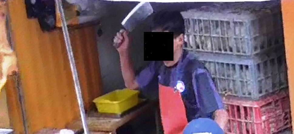 Comerciantes de pollos amenazan con arma blanca a miembros de la policía municipal