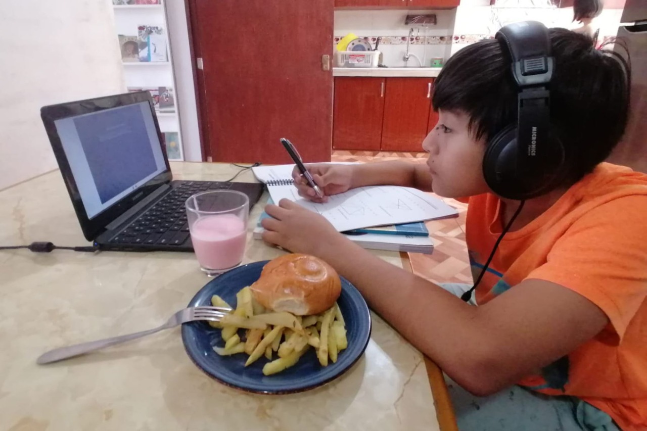 Comer frente a la computadora afecta salud y resta concentración al estudiante
