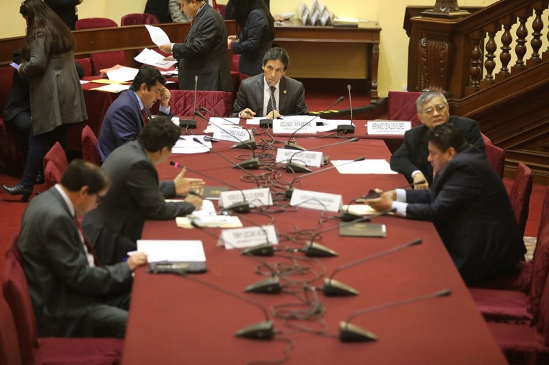 Comisión de Fiscalización rechaza reconsiderar acuerdo sobre mensaje presidencial