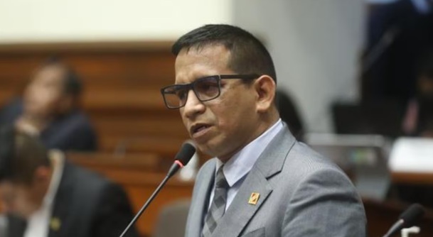 Congresista Elvis Vergara acepta que se ausentó cuatro días de su despacho por cirugía nasal