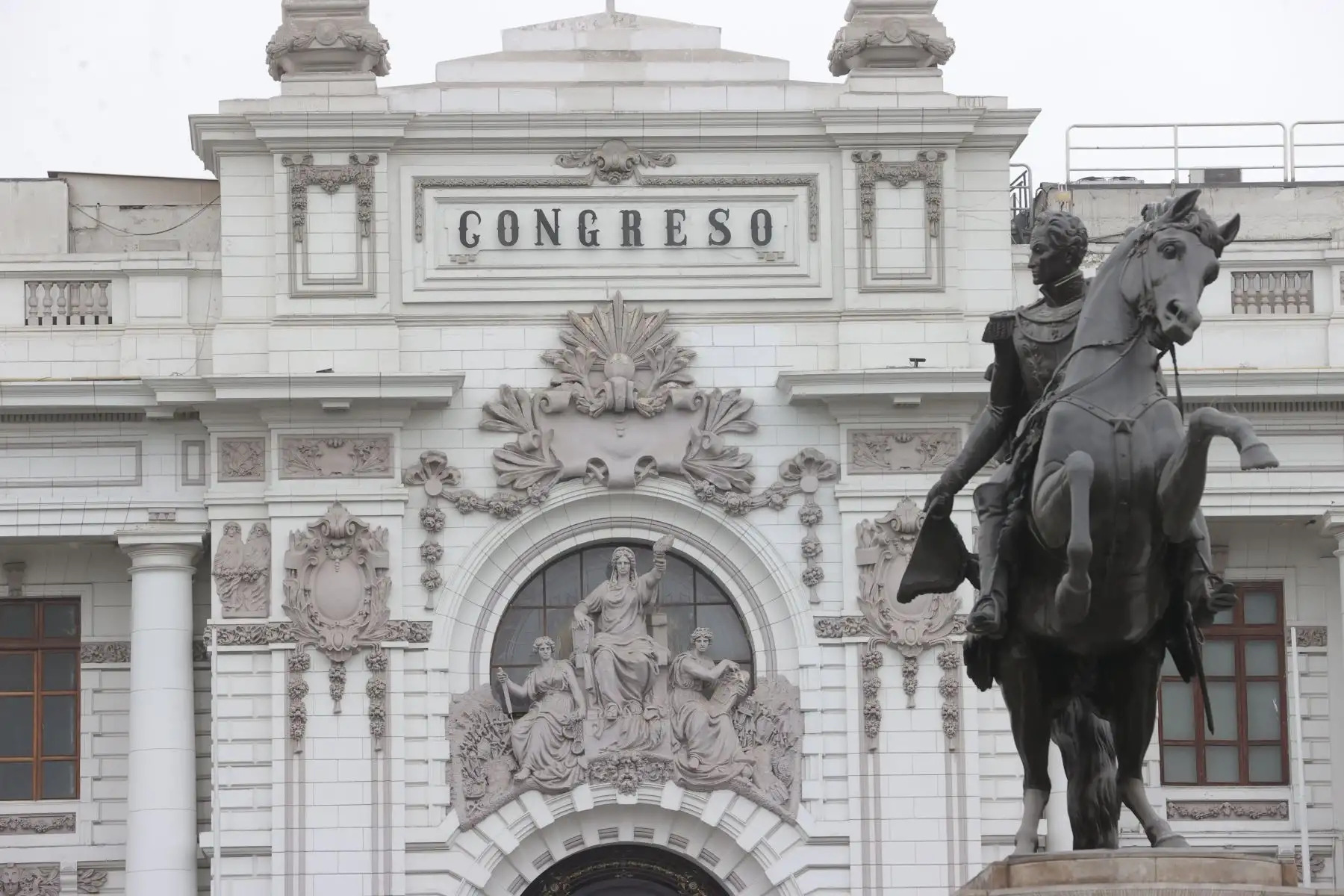 Aprueban dictamen que amplía beneficios a hijos de transportistas asesinados