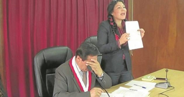  Áncash:por 120 días podrían suspender a congresista Yesenia Ponce por irrumpir en sesión de consejo 
