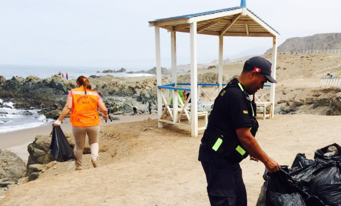 Contraloría alerta a alcaldes de todo el país a mantener playas limpias