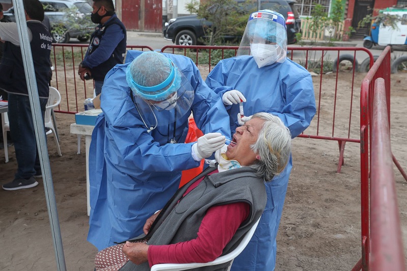 Casos confirmados de covid-19 ascienden a 868,675 en el Perú