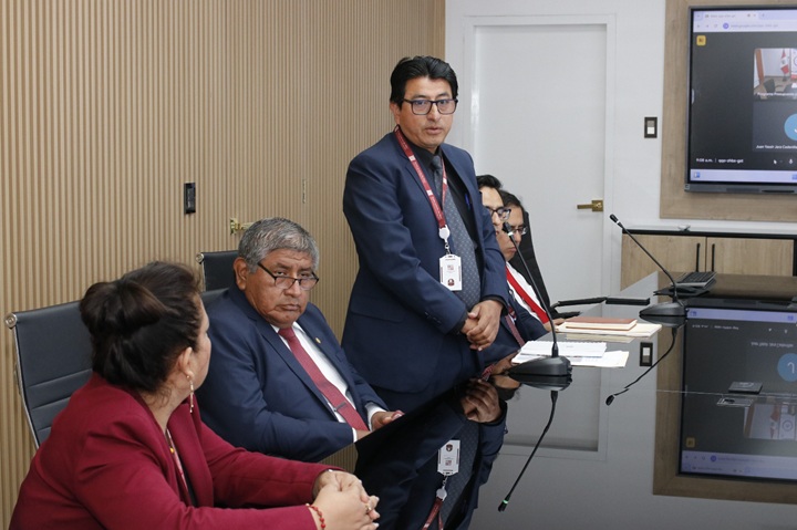 Delegación de CSJAN visita línea de producción de microformas del Archivo de Corte del Santa