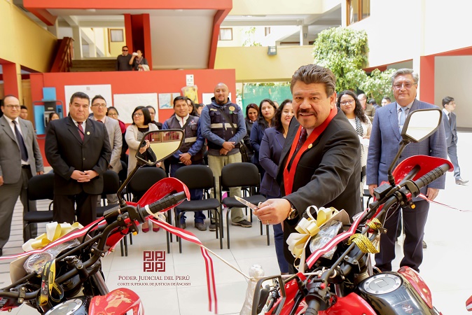 Presidente de la Corte de Justicia de Áncash entrega motocicletas a la Unidad de Servicios Judiciales 