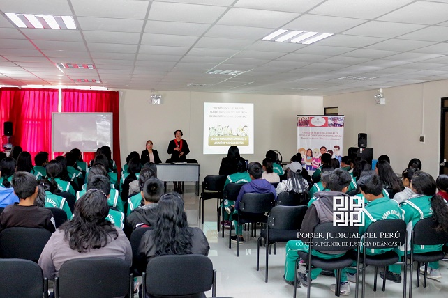 Huaraz: Corte de Justicia capacitó a más de 80 alumnos del colegio simón bolívar 