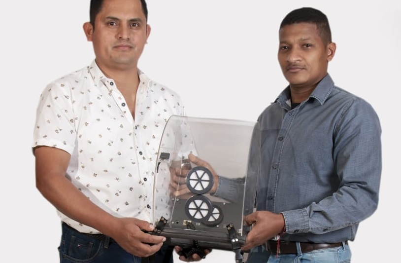 Egresado de la UTP crea casco para prevenir contagios de covid-19