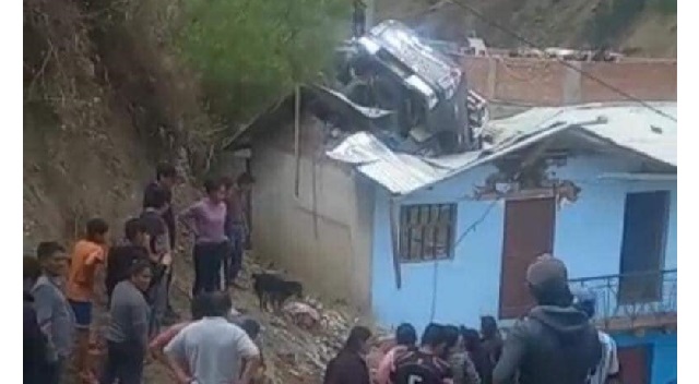 Trabajadora de CUNAMAS muere al caer su camioneta en una vivienda en Sihuas
