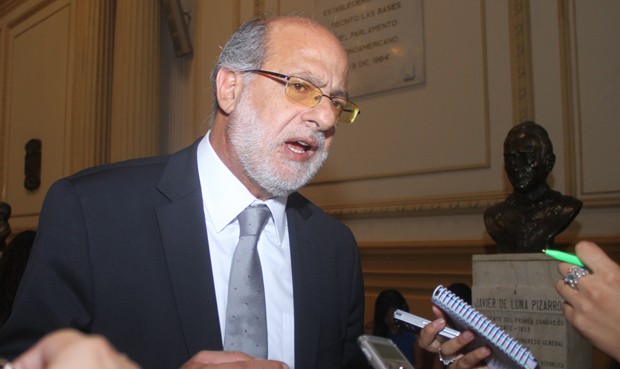 Candidatos a la presidencia tienen poca credibilidad, asegura Abugattás