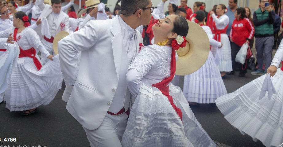 Danzas folclóricas se lucen por primera vez en el desfile de Fiestas Patrias