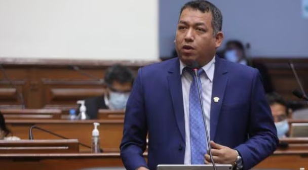 Tribunal disciplinario de Acción Popular expulsa al congresista Darwin Espinoza