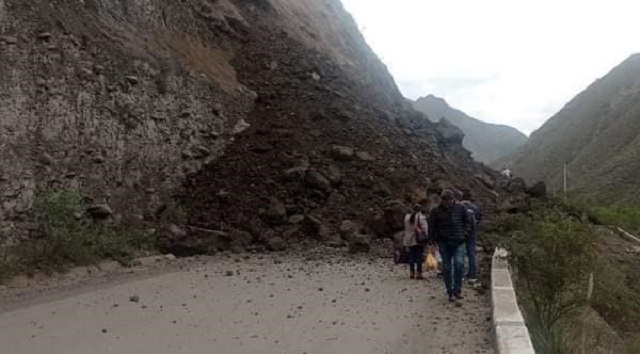 Tránsito está interrumpido en la Vía Huari – Huaraz debido a derrumbe en sector Garachupampa