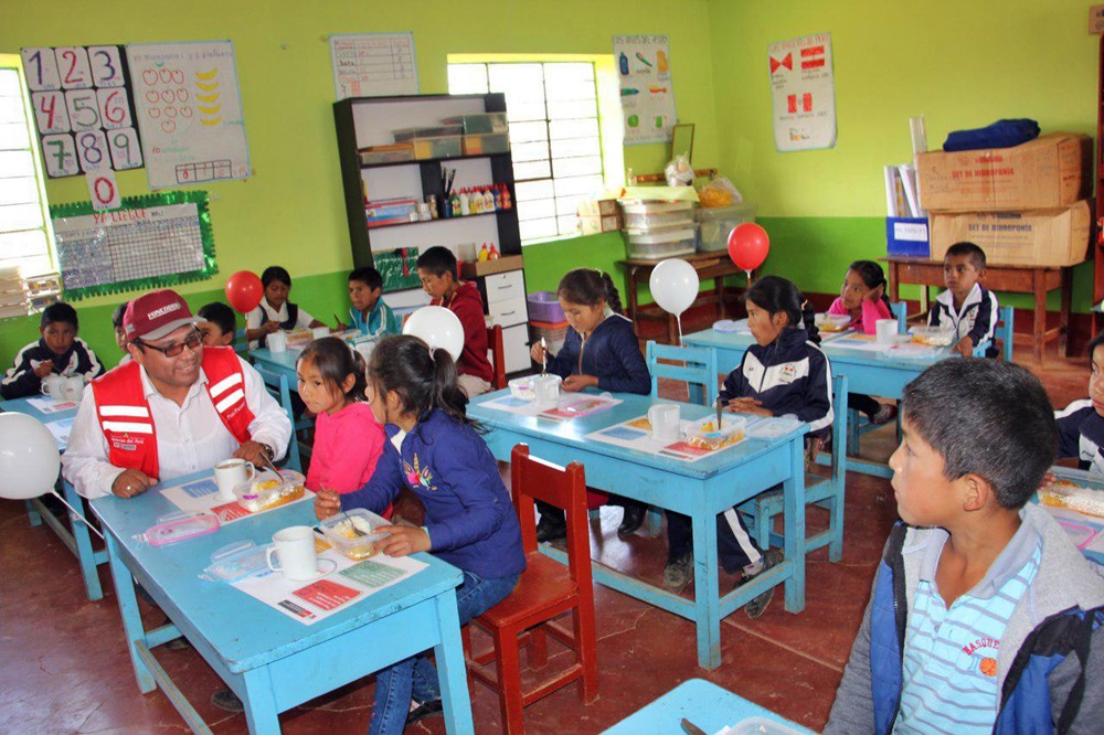 Desayunos y almuerzos escolares preparados en moderna infraestructura construida y equipada por Midis Foncodes