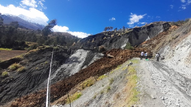 Áncash: deslizamiento bloquea una vía vecinal en Shilla, provincia de Carhuaz