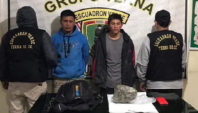 Policías detienen a sujetos trasladando un kilo de droga en el centro de Huaraz