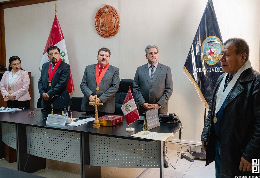 Huaraz: doctor García Lizárraga entregó reconocimiento al juez Orlando Carbajal