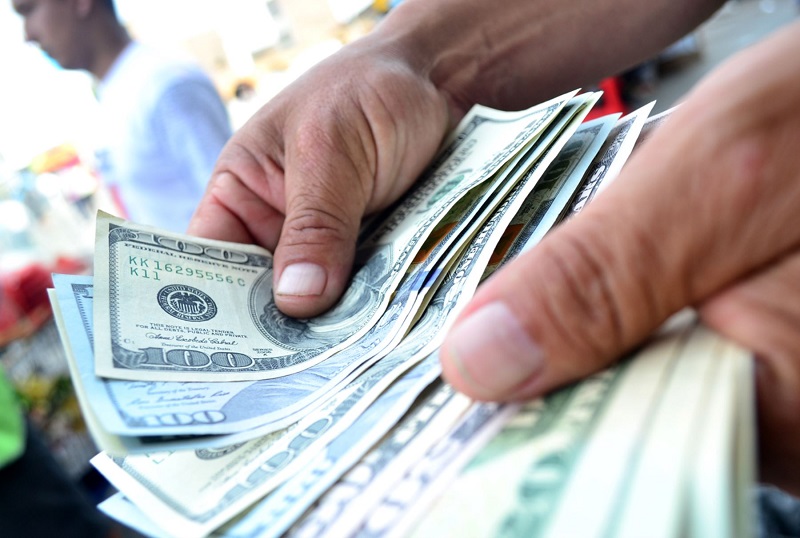 Dólar retrocede al inicio de jornada por mayor demanda de soles