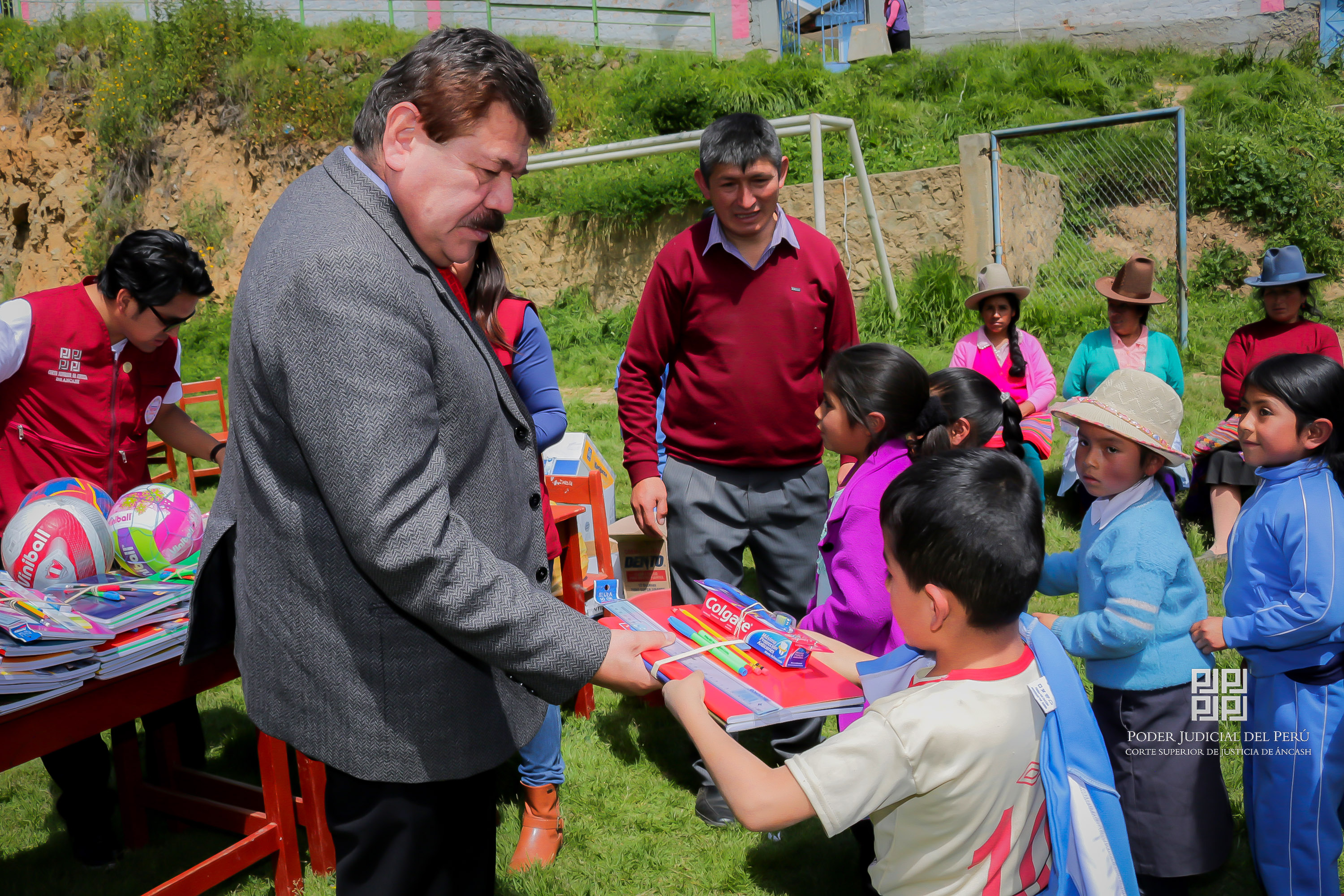Presidente de la CSJAN entregó donativos a escolares de Cajamarquilla