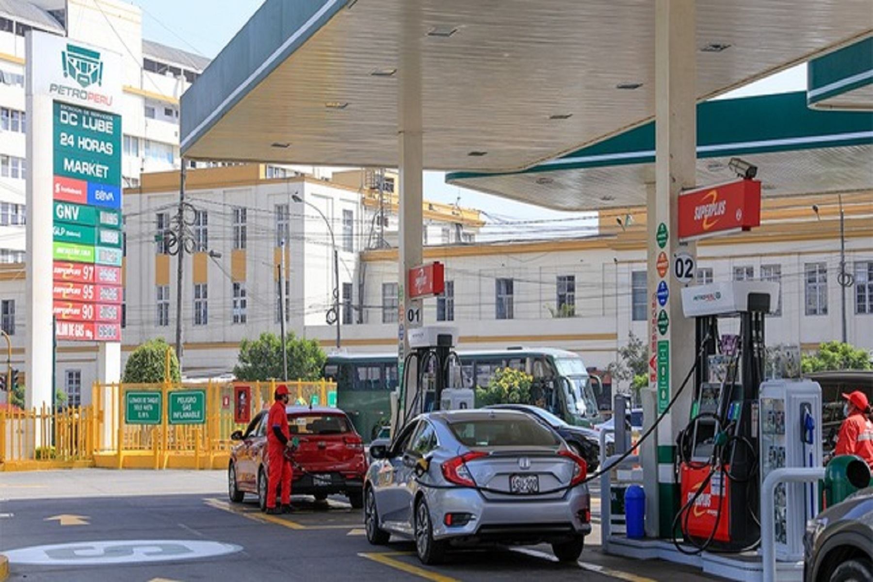 Gobierno peruana evalúa situación en Medio Oriente para mitigar impacto en precio de combustibles