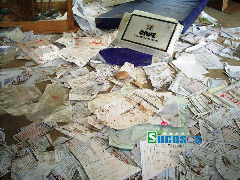 Destrozan ánforas y dejan grave a dos coordinadores de mesa en Huari